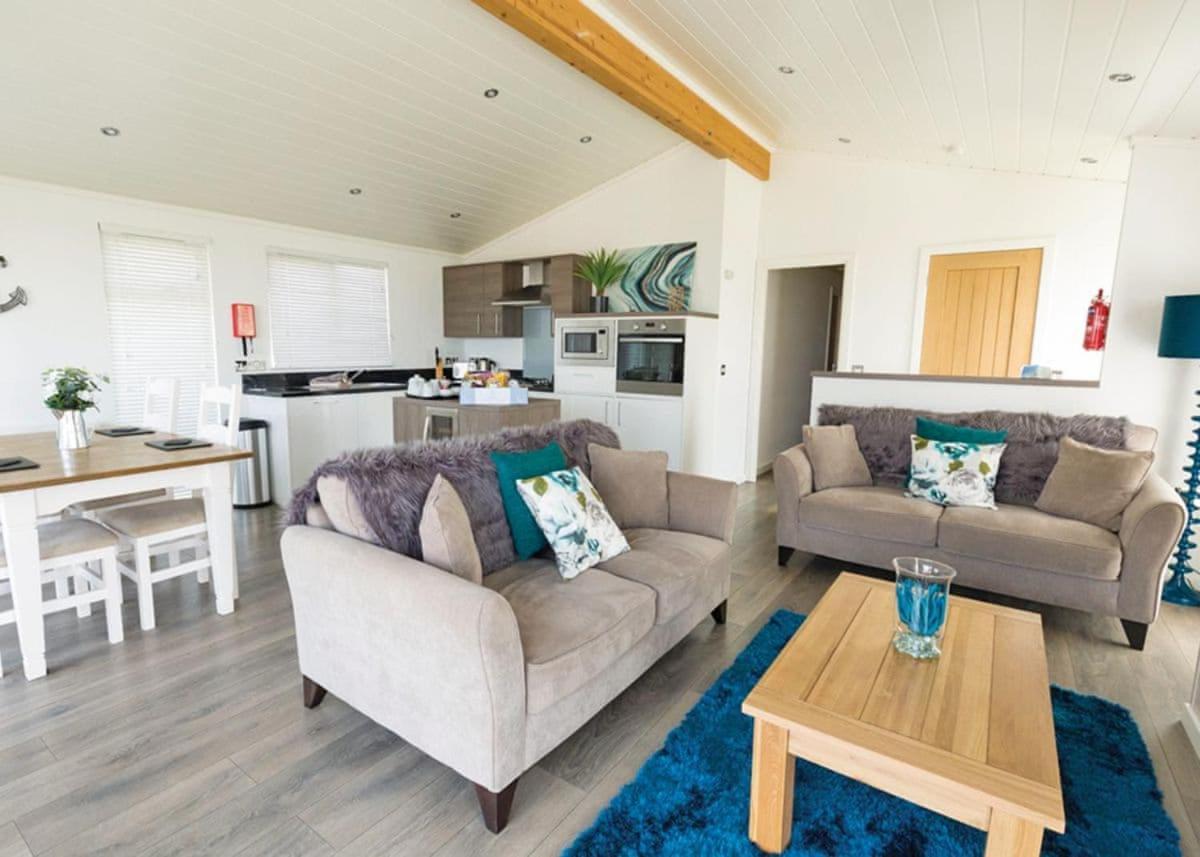 Fishguard Bay Resort Llanllawer Exterior photo